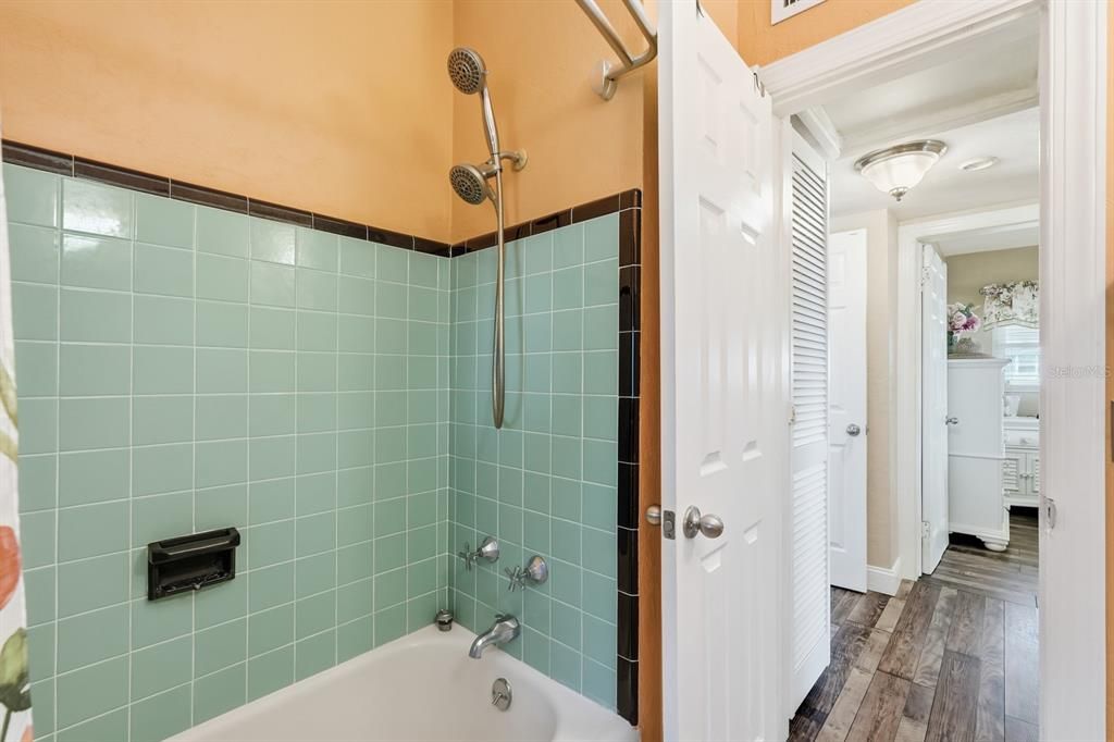 For Sale: $220,000 (2 beds, 1 baths, 751 Square Feet)