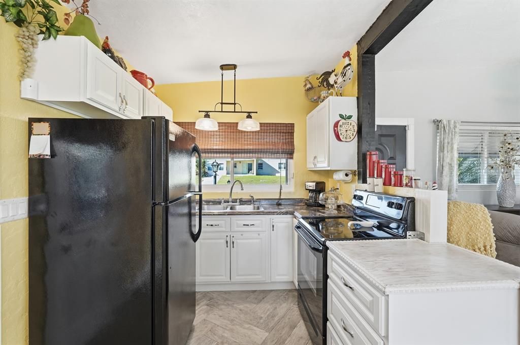 For Sale: $220,000 (2 beds, 1 baths, 751 Square Feet)