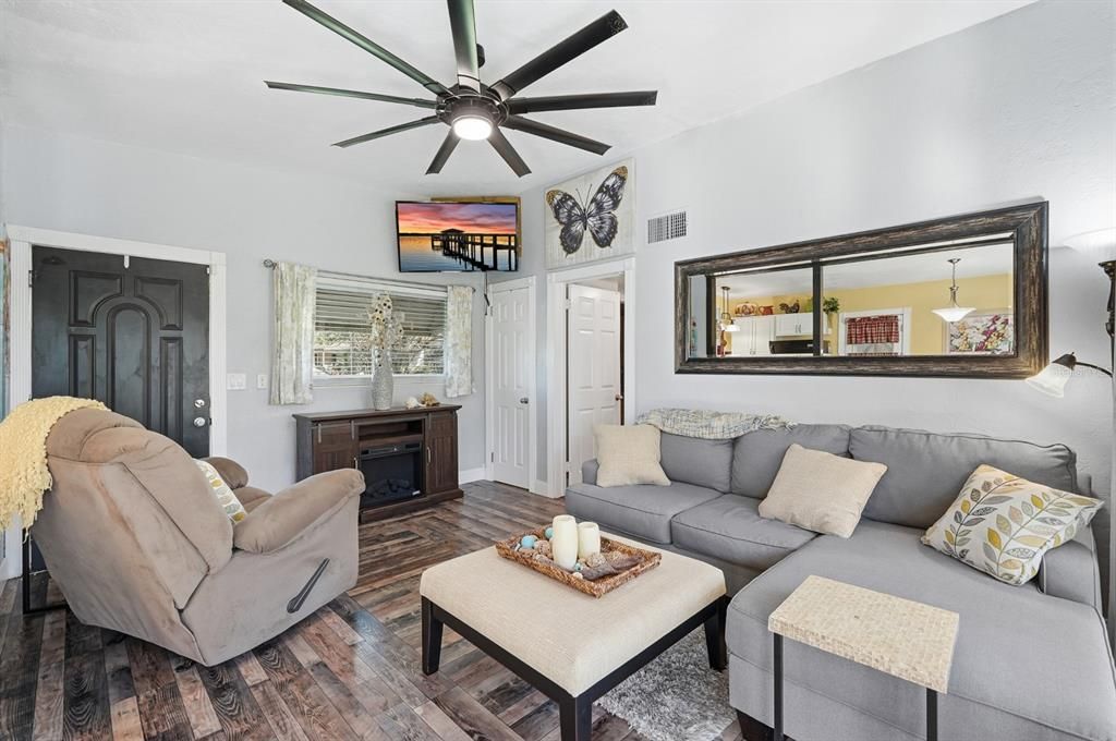 For Sale: $220,000 (2 beds, 1 baths, 751 Square Feet)