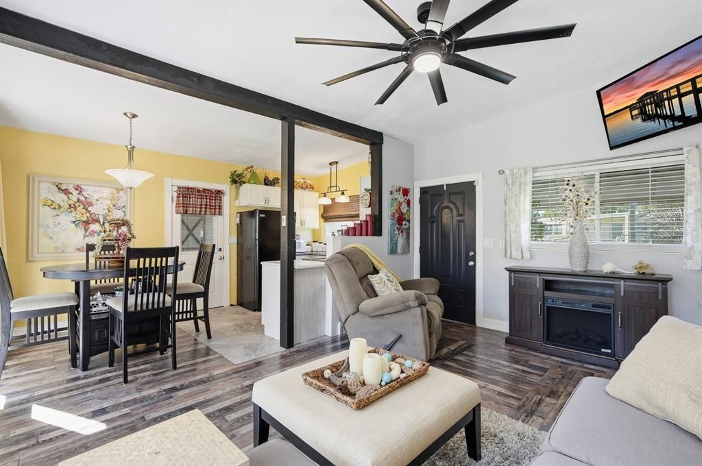 For Sale: $220,000 (2 beds, 1 baths, 751 Square Feet)