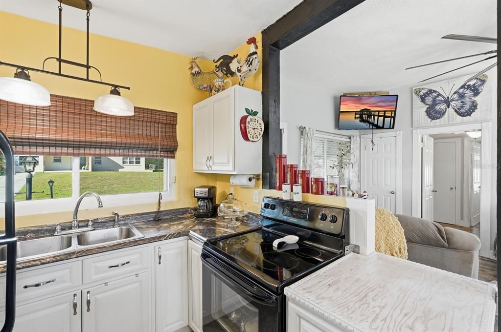 For Sale: $220,000 (2 beds, 1 baths, 751 Square Feet)