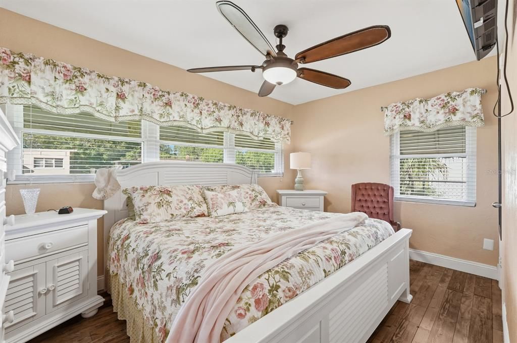 For Sale: $220,000 (2 beds, 1 baths, 751 Square Feet)