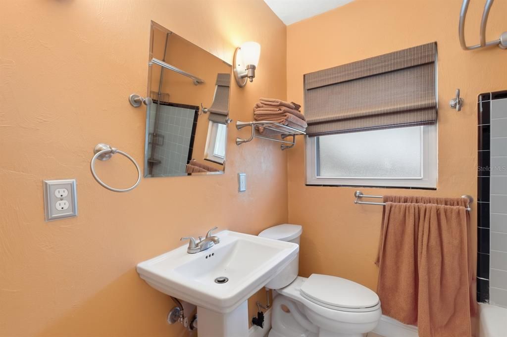 For Sale: $220,000 (2 beds, 1 baths, 751 Square Feet)