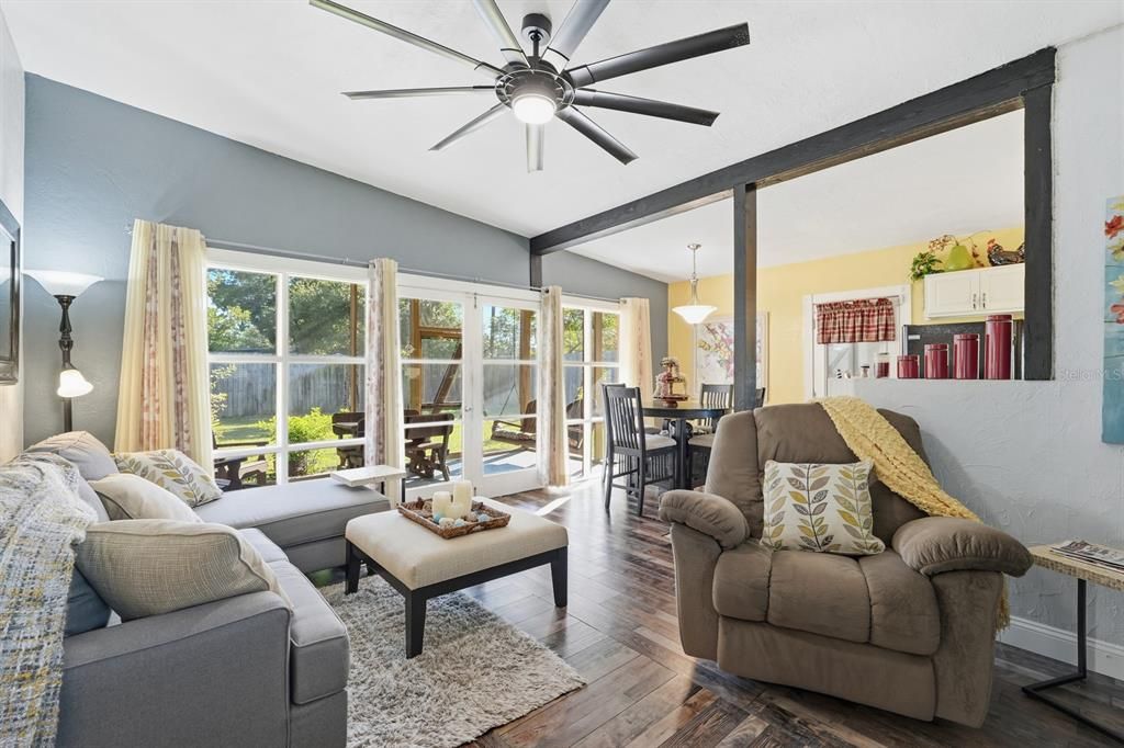 For Sale: $220,000 (2 beds, 1 baths, 751 Square Feet)