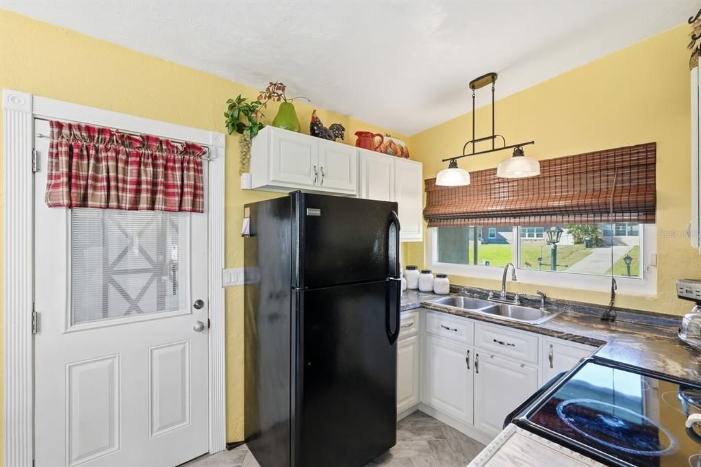 For Sale: $220,000 (2 beds, 1 baths, 751 Square Feet)
