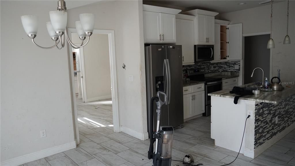 合同活跃: $225,000 (3 贝兹, 2 浴室, 1458 平方英尺)