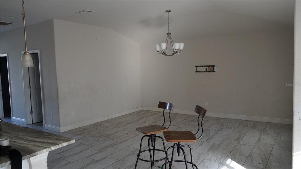 合同活跃: $225,000 (3 贝兹, 2 浴室, 1458 平方英尺)