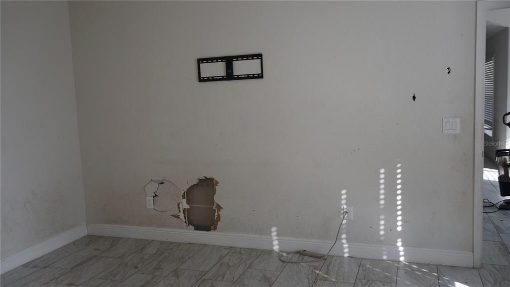 合同活跃: $225,000 (3 贝兹, 2 浴室, 1458 平方英尺)