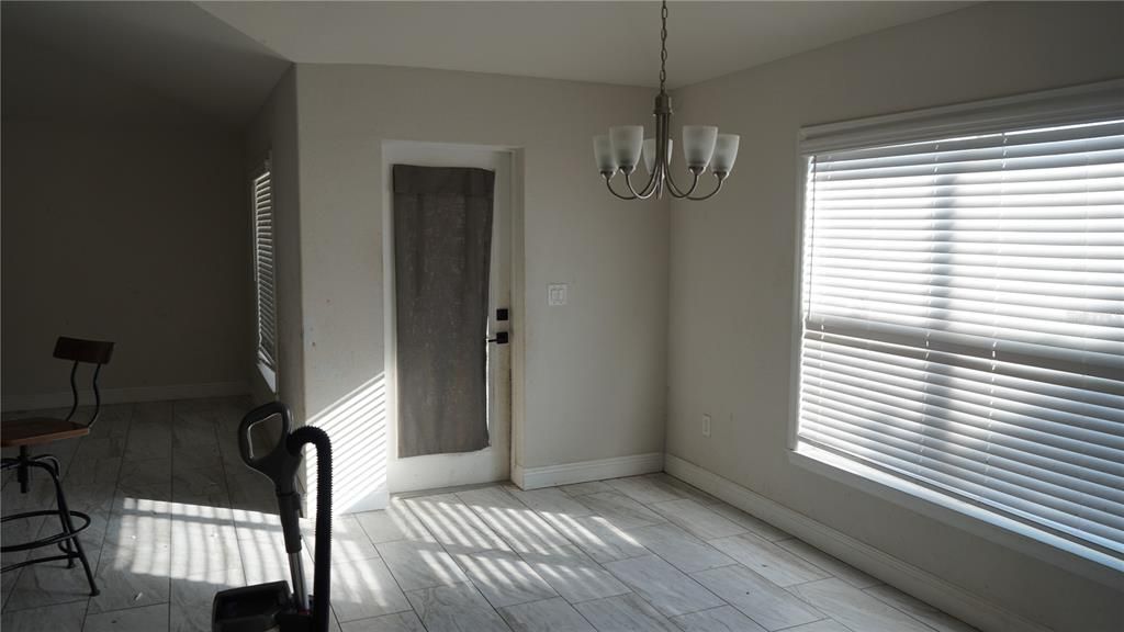 合同活跃: $225,000 (3 贝兹, 2 浴室, 1458 平方英尺)