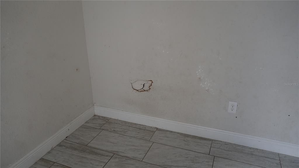 合同活跃: $225,000 (3 贝兹, 2 浴室, 1458 平方英尺)