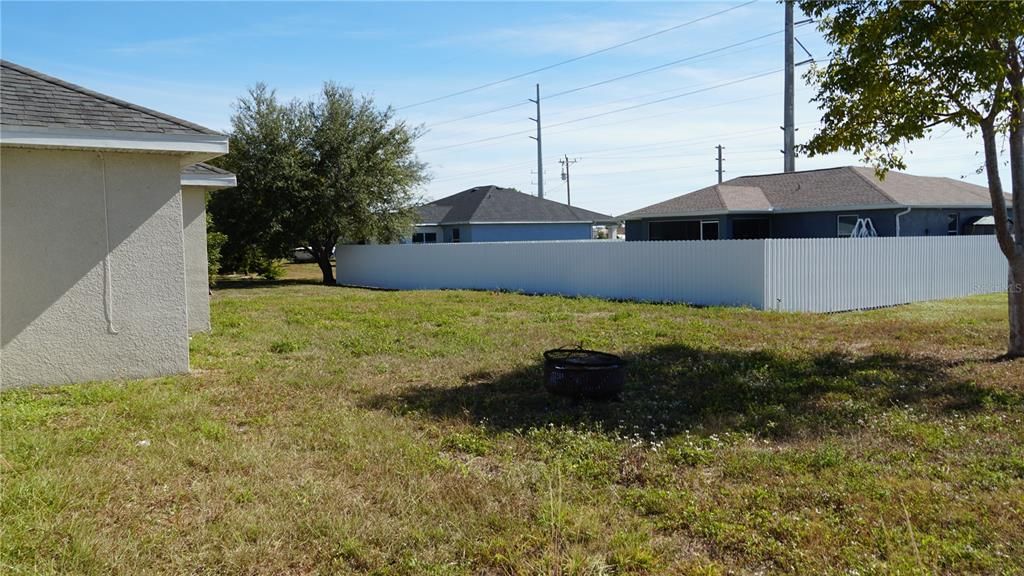 合同活跃: $225,000 (3 贝兹, 2 浴室, 1458 平方英尺)