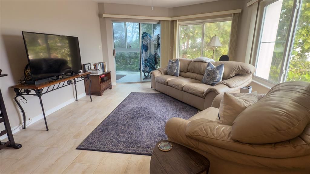 В аренду: $5,500 (2 спален, 2 ванн, 981 Квадратных фут)