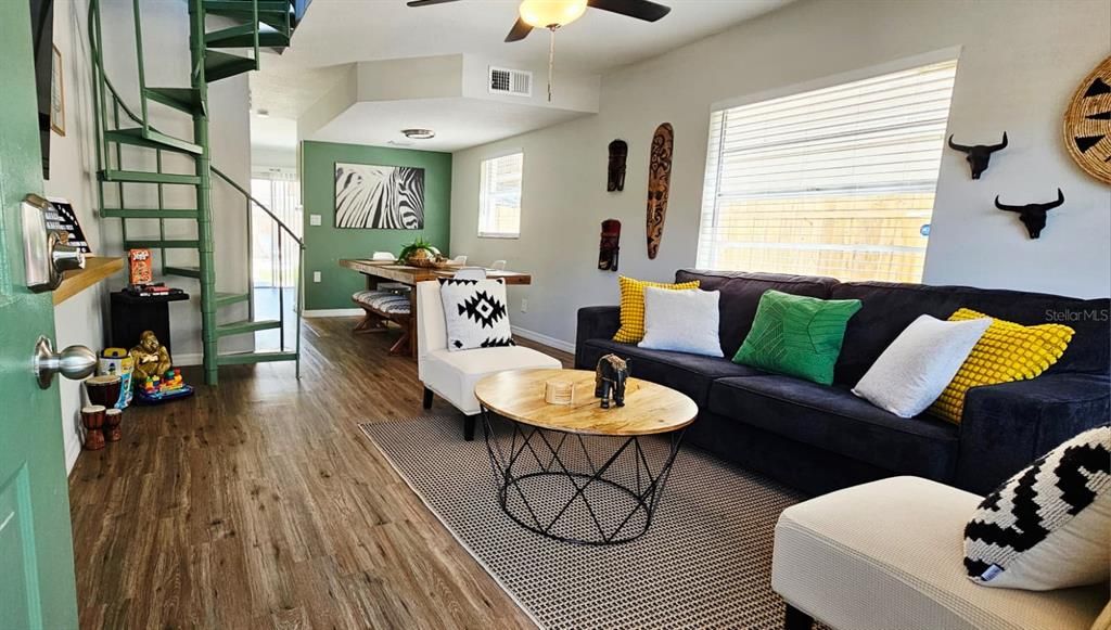 出租: $2,500 (3 贝兹, 1 浴室, 1050 平方英尺)