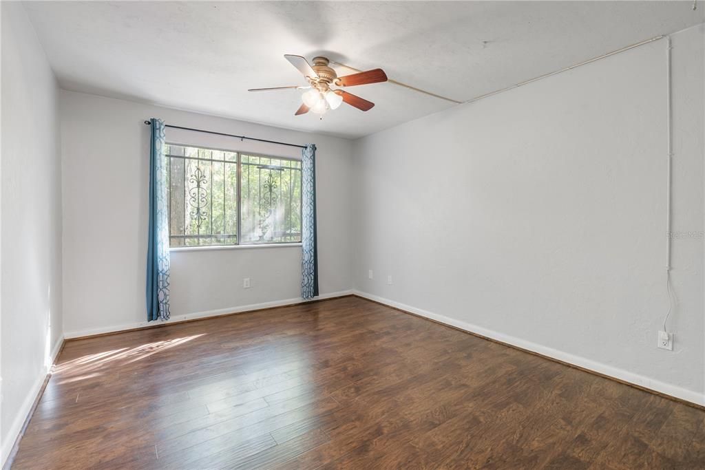Active With Contract: $115,900 (1 beds, 1 baths, 576 Square Feet)