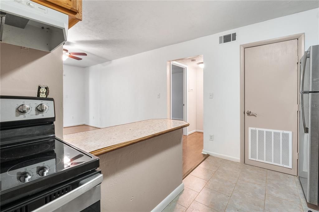 Active With Contract: $115,900 (1 beds, 1 baths, 576 Square Feet)