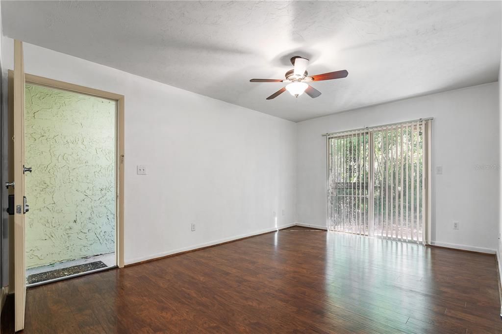 Active With Contract: $115,900 (1 beds, 1 baths, 576 Square Feet)