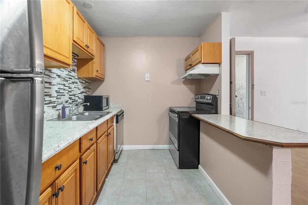 Active With Contract: $115,900 (1 beds, 1 baths, 576 Square Feet)