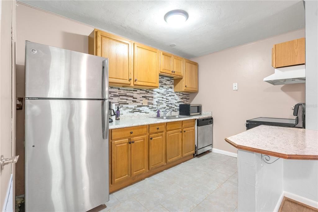 Active With Contract: $115,900 (1 beds, 1 baths, 576 Square Feet)