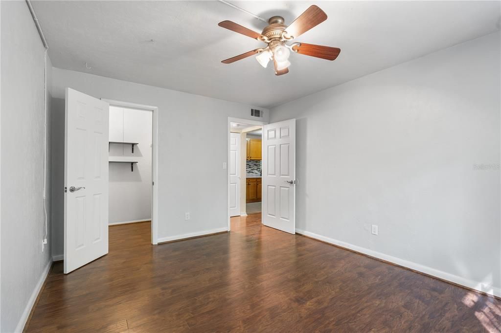 Active With Contract: $115,900 (1 beds, 1 baths, 576 Square Feet)