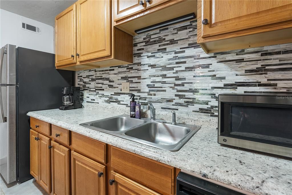 Active With Contract: $115,900 (1 beds, 1 baths, 576 Square Feet)