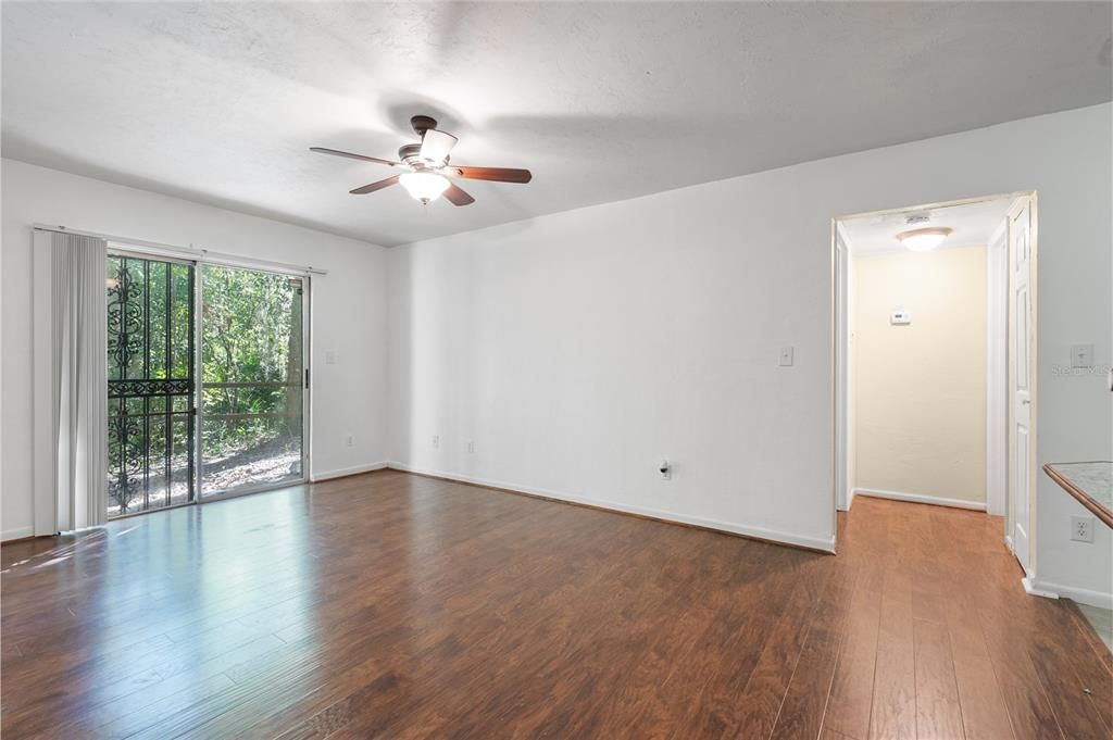 Active With Contract: $115,900 (1 beds, 1 baths, 576 Square Feet)