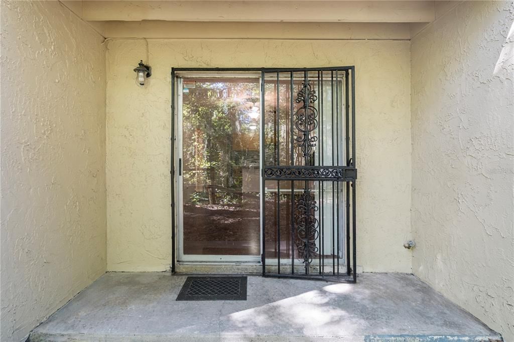 Active With Contract: $115,900 (1 beds, 1 baths, 576 Square Feet)