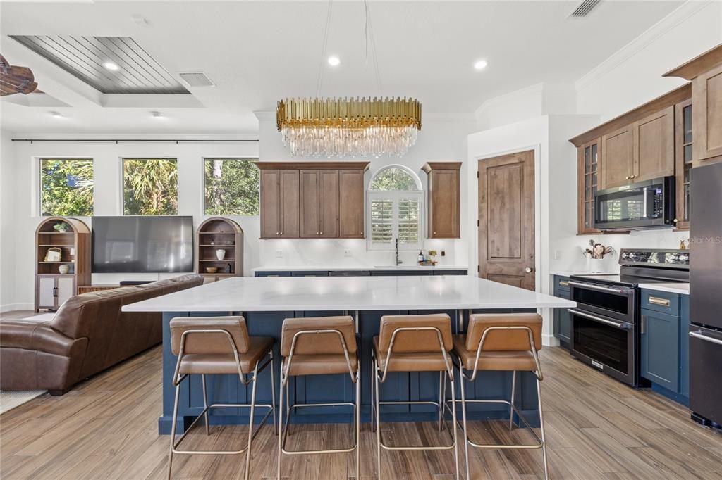 合同活跃: $829,000 (3 贝兹, 3 浴室, 2866 平方英尺)