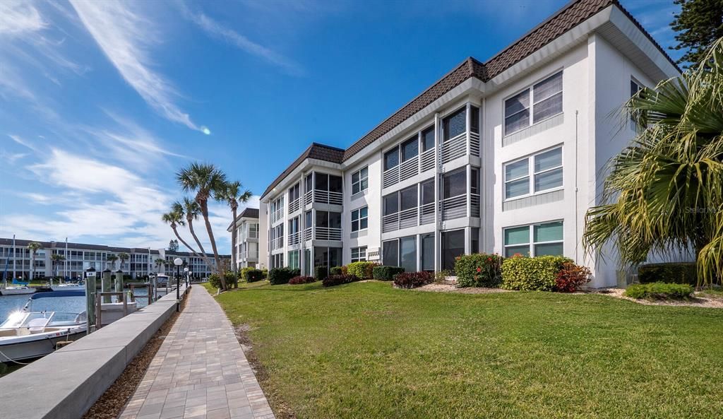 For Sale: $710,000 (2 beds, 2 baths, 1152 Square Feet)