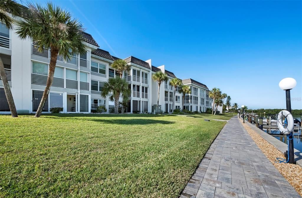 For Sale: $710,000 (2 beds, 2 baths, 1152 Square Feet)