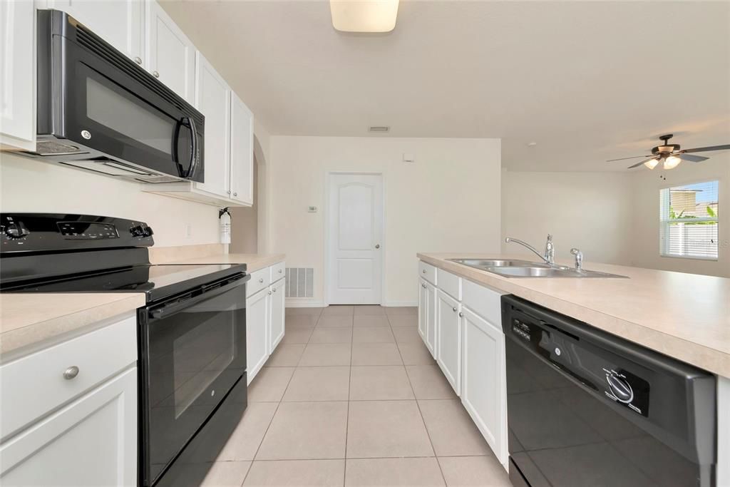 For Rent: $2,695 (3 beds, 2 baths, 1672 Square Feet)