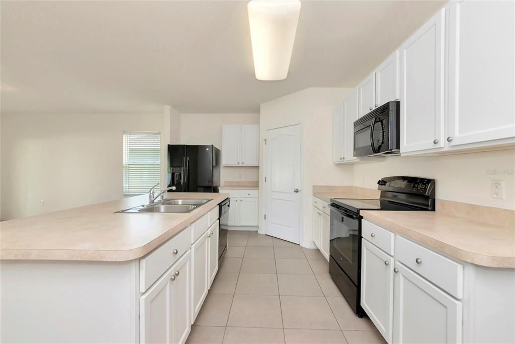 For Rent: $2,695 (3 beds, 2 baths, 1672 Square Feet)
