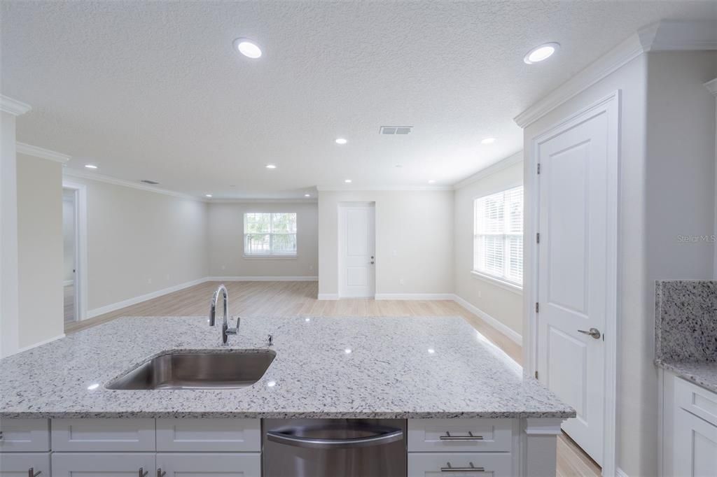 En Venta: $340,000 (4 camas, 3 baños, 2057 Pies cuadrados)