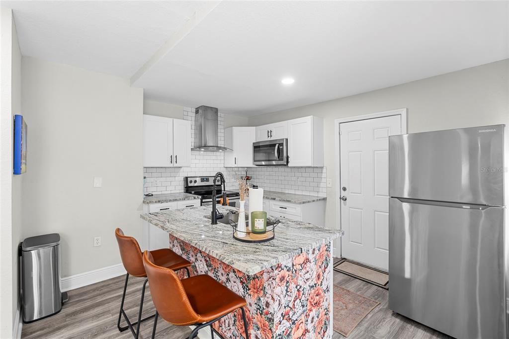 For Sale: $285,000 (2 beds, 1 baths, 1038 Square Feet)