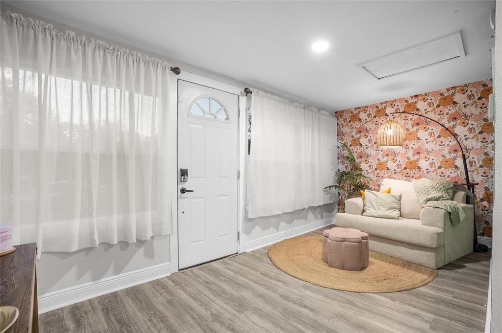 For Sale: $285,000 (2 beds, 1 baths, 1038 Square Feet)