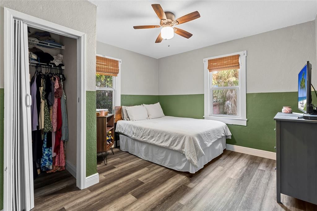 For Sale: $285,000 (2 beds, 1 baths, 1038 Square Feet)