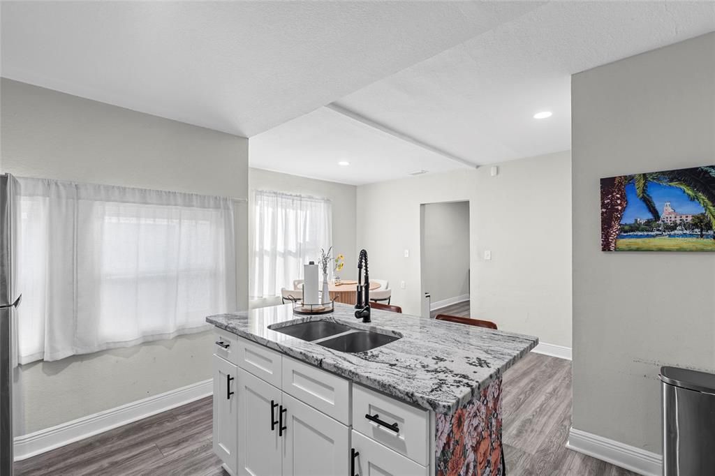 For Sale: $285,000 (2 beds, 1 baths, 1038 Square Feet)