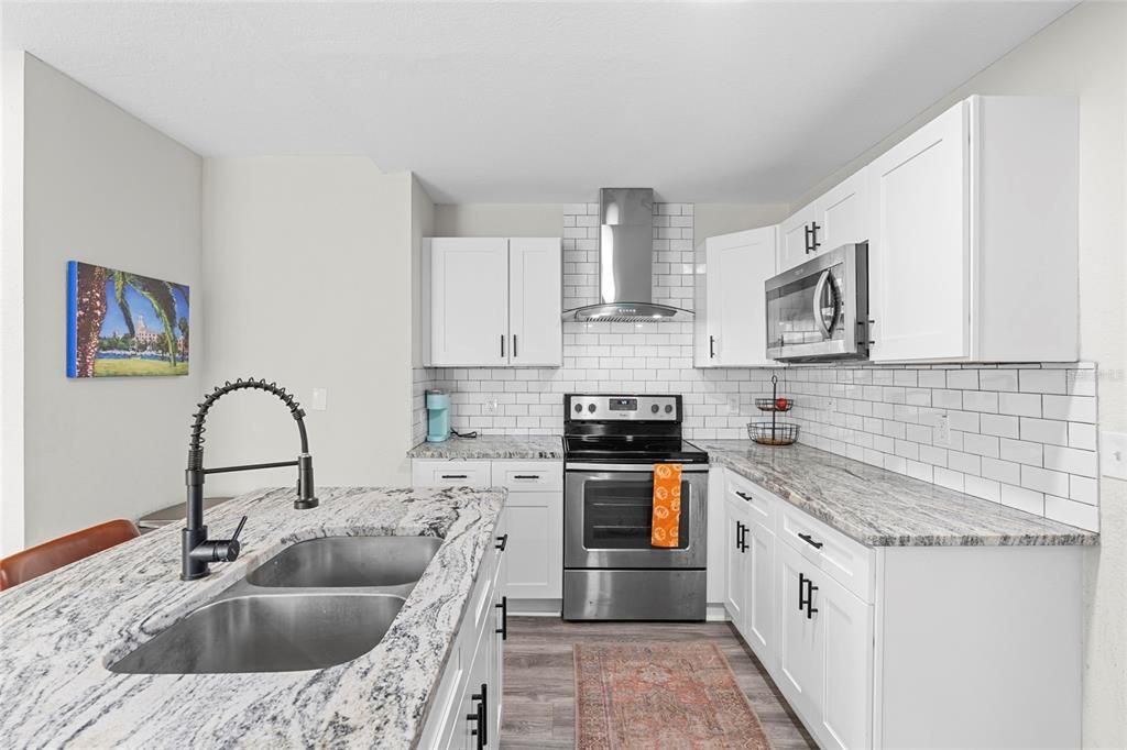 For Sale: $285,000 (2 beds, 1 baths, 1038 Square Feet)