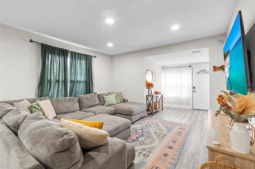 For Sale: $285,000 (2 beds, 1 baths, 1038 Square Feet)