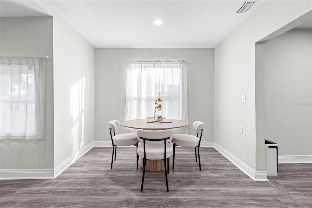 For Sale: $285,000 (2 beds, 1 baths, 1038 Square Feet)