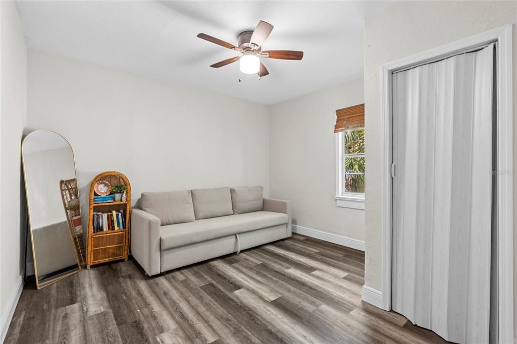 For Sale: $285,000 (2 beds, 1 baths, 1038 Square Feet)