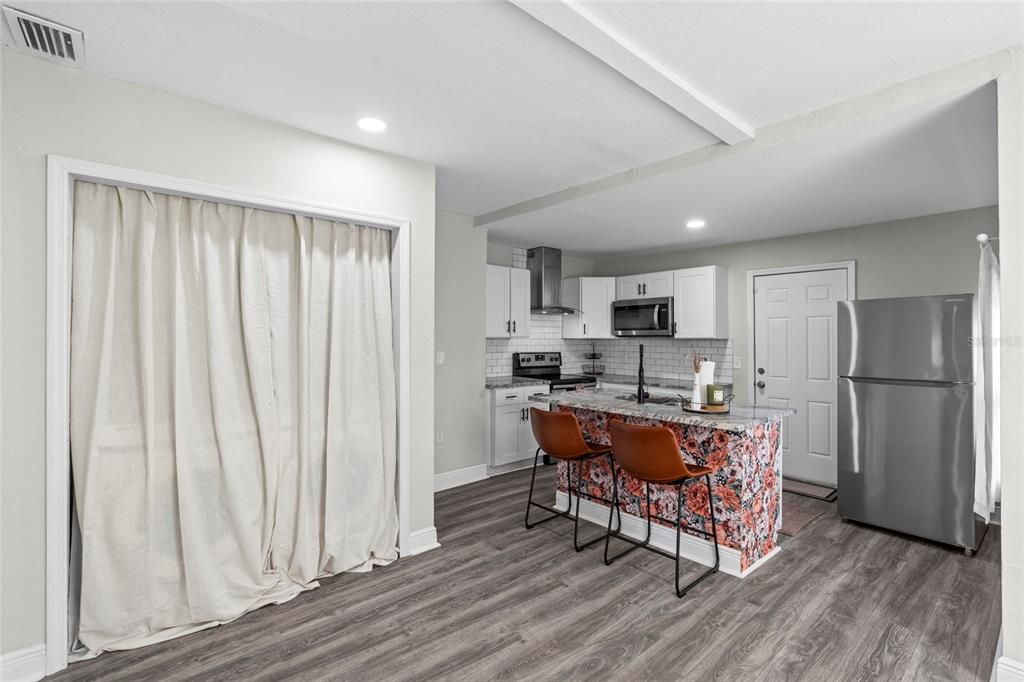 For Sale: $285,000 (2 beds, 1 baths, 1038 Square Feet)