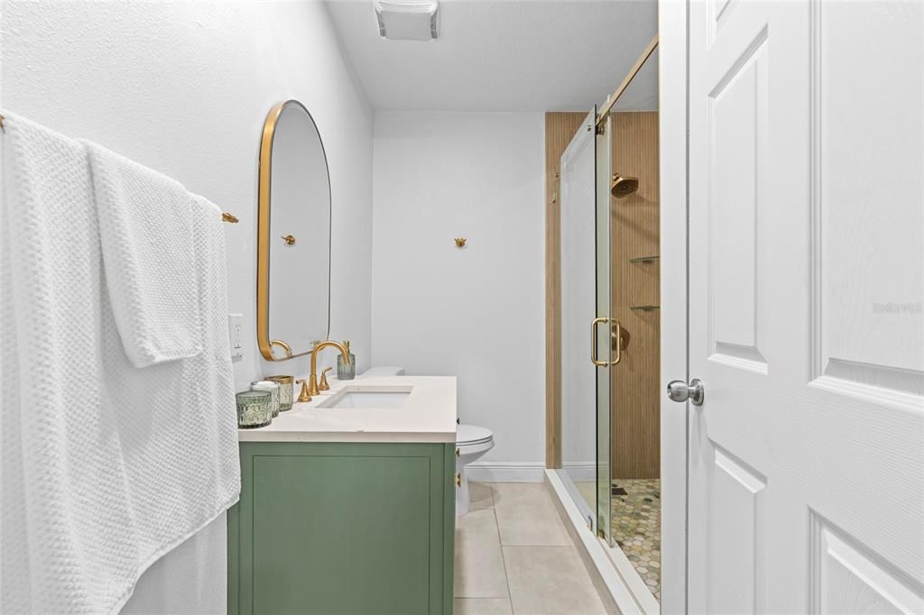 For Sale: $285,000 (2 beds, 1 baths, 1038 Square Feet)