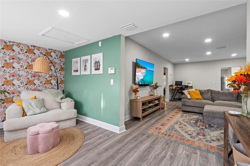 For Sale: $285,000 (2 beds, 1 baths, 1038 Square Feet)