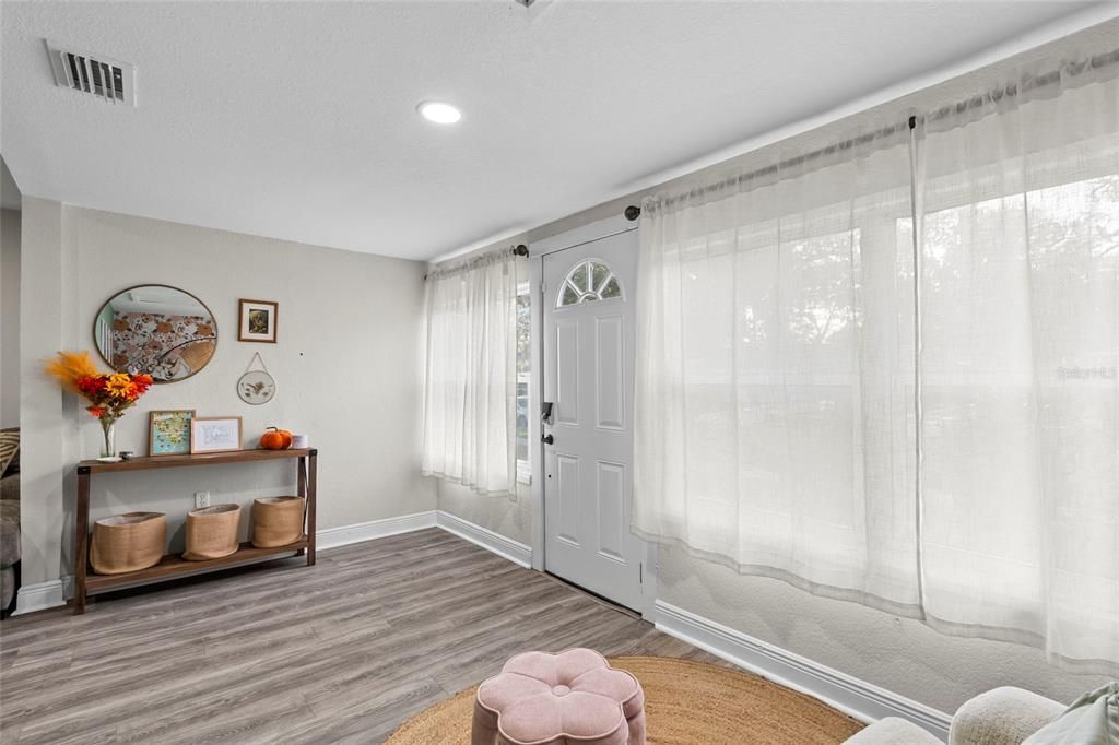 For Sale: $285,000 (2 beds, 1 baths, 1038 Square Feet)