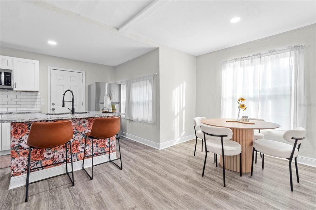 For Sale: $285,000 (2 beds, 1 baths, 1038 Square Feet)