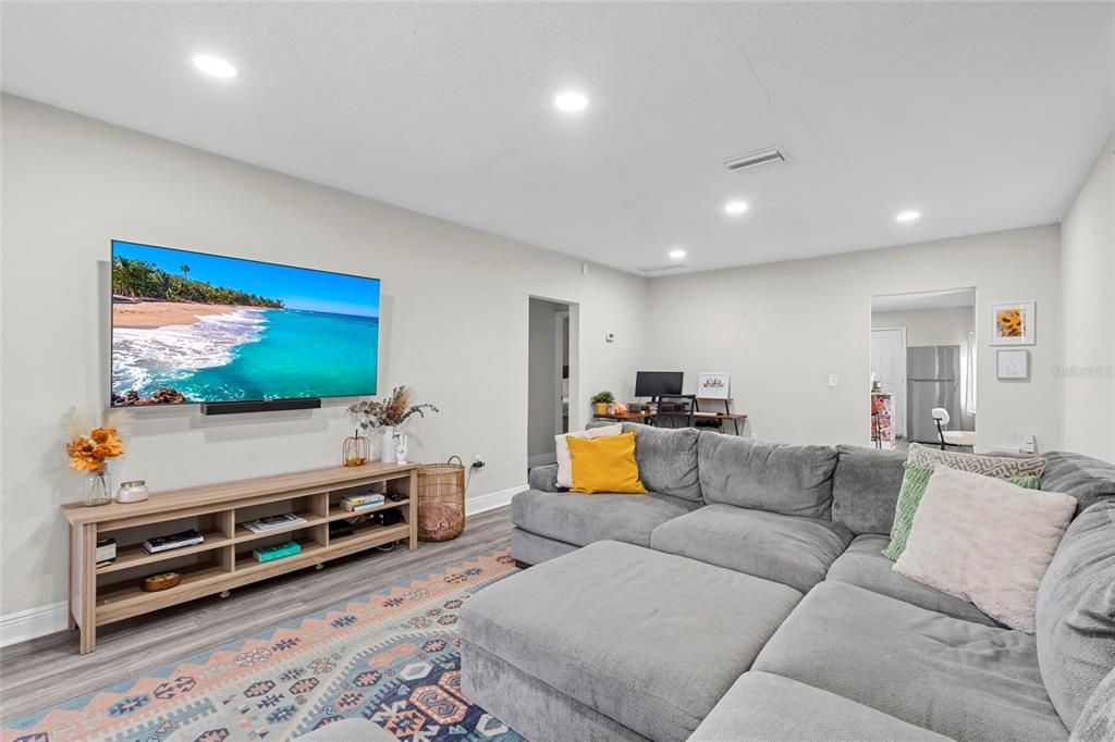 For Sale: $285,000 (2 beds, 1 baths, 1038 Square Feet)