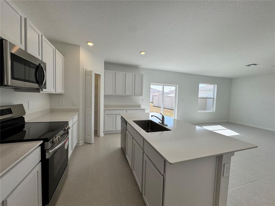 En Renta: $2,300 (5 camas, 2 baños, 2112 Pies cuadrados)