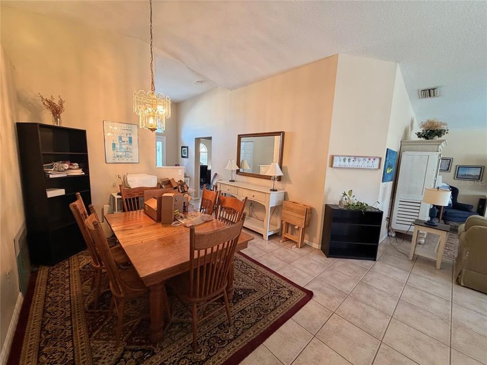 Activo con contrato: $425,000 (3 camas, 2 baños, 1723 Pies cuadrados)