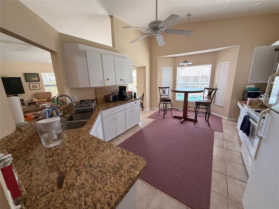 Activo con contrato: $425,000 (3 camas, 2 baños, 1723 Pies cuadrados)