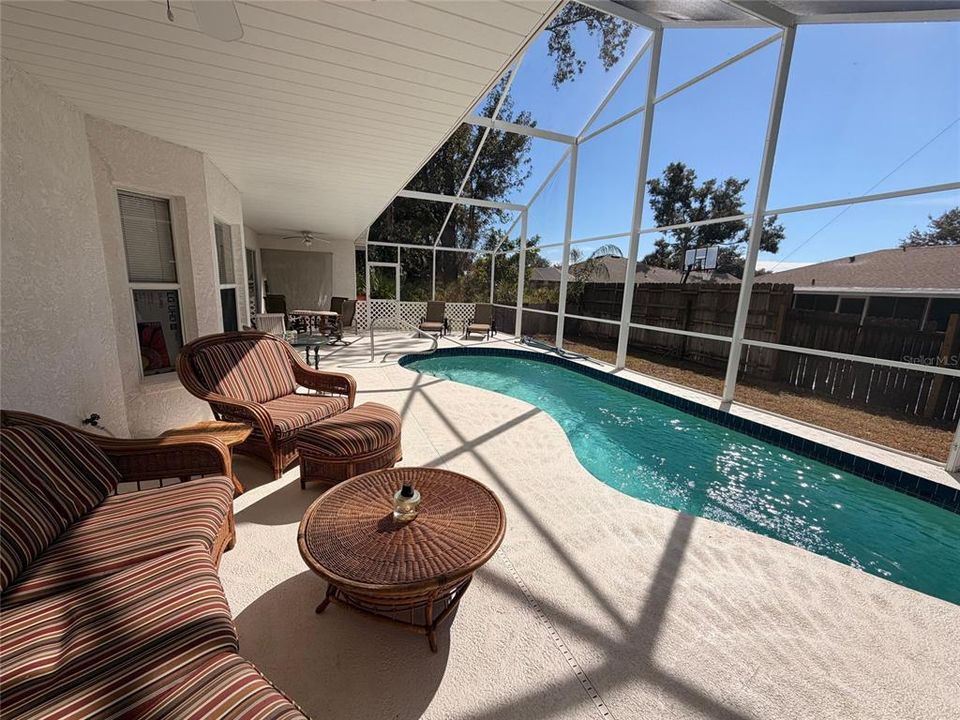 Activo con contrato: $425,000 (3 camas, 2 baños, 1723 Pies cuadrados)